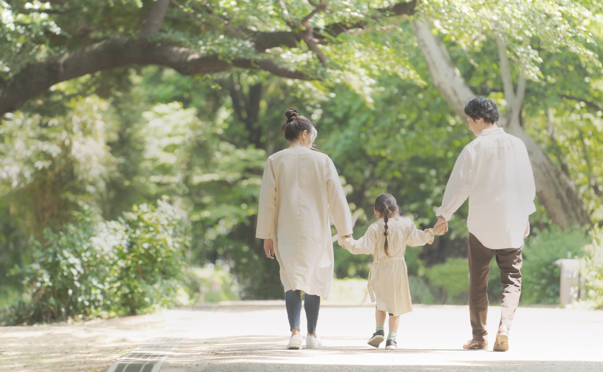 公園で遊ぶ家族