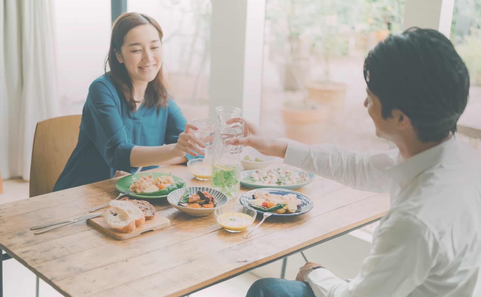 食事をする夫婦