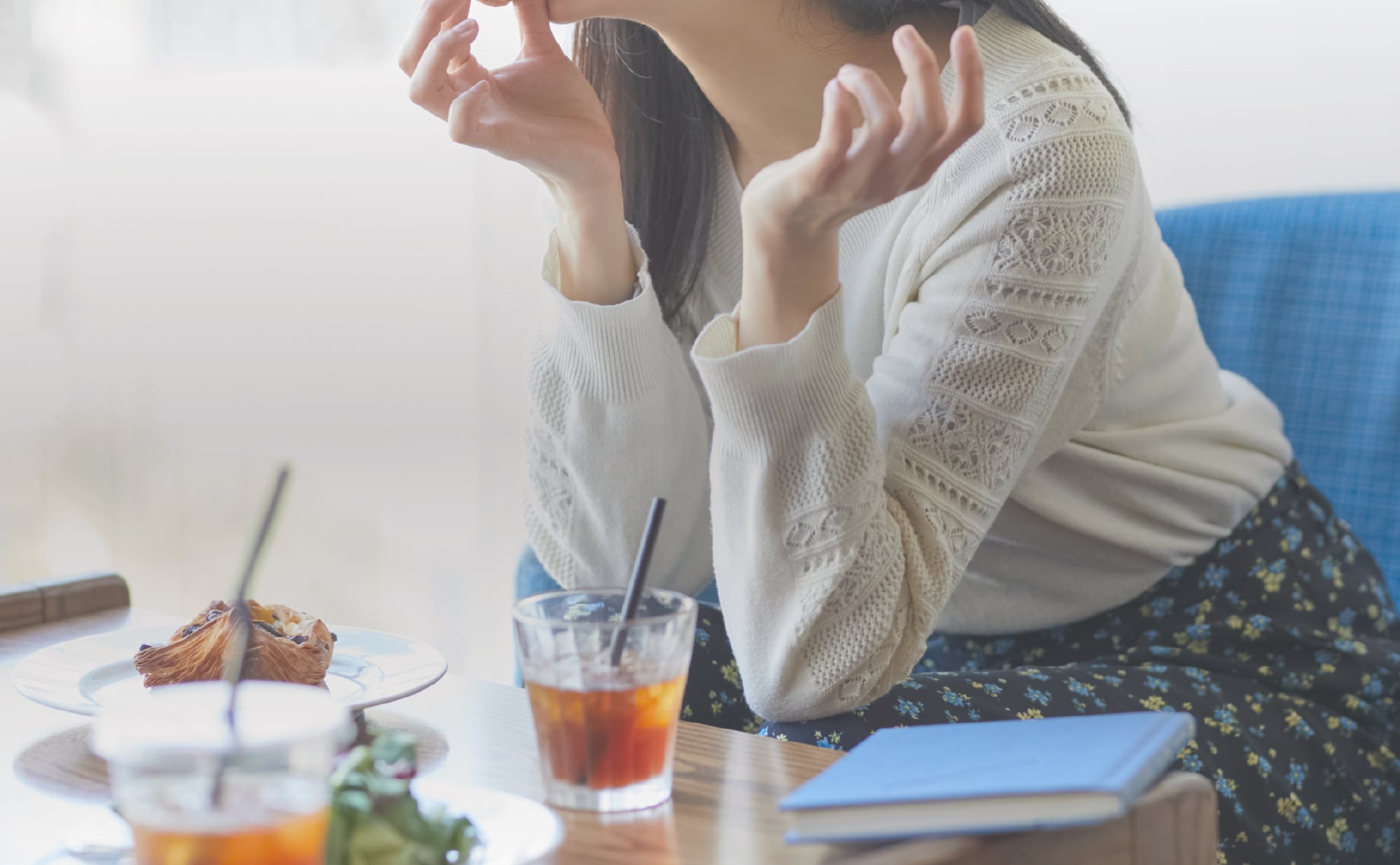 カフェで
くつろぐ女性
